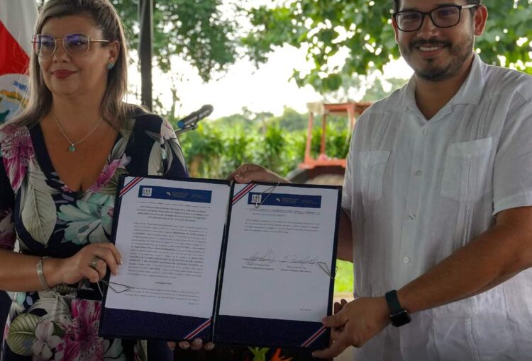 FAMILIAS DEL PACÍFICO CENTRAL RECIBIERON ESCRITURAS, EQUIPOS PARA ACTIVIDADES PRODUCTIVAS Y UN TERRENO PARA EL CEN-CINAI DE ESPARZA