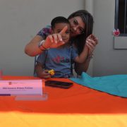 Marianella Ribas Fallas, Directora Nacional compartiendo con las niñas y los niños en lanzamiento.