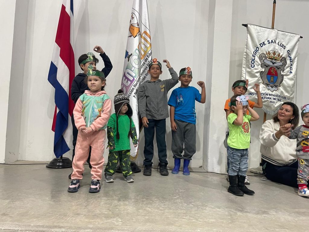 Las niñas y los niños realizaron un baile para deleitar al público