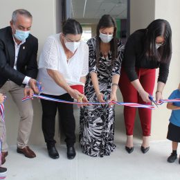 En la imagen se ve a cuatro personas realizando el corte de la cinta en donde se da por inaugurado el nuevo CEN